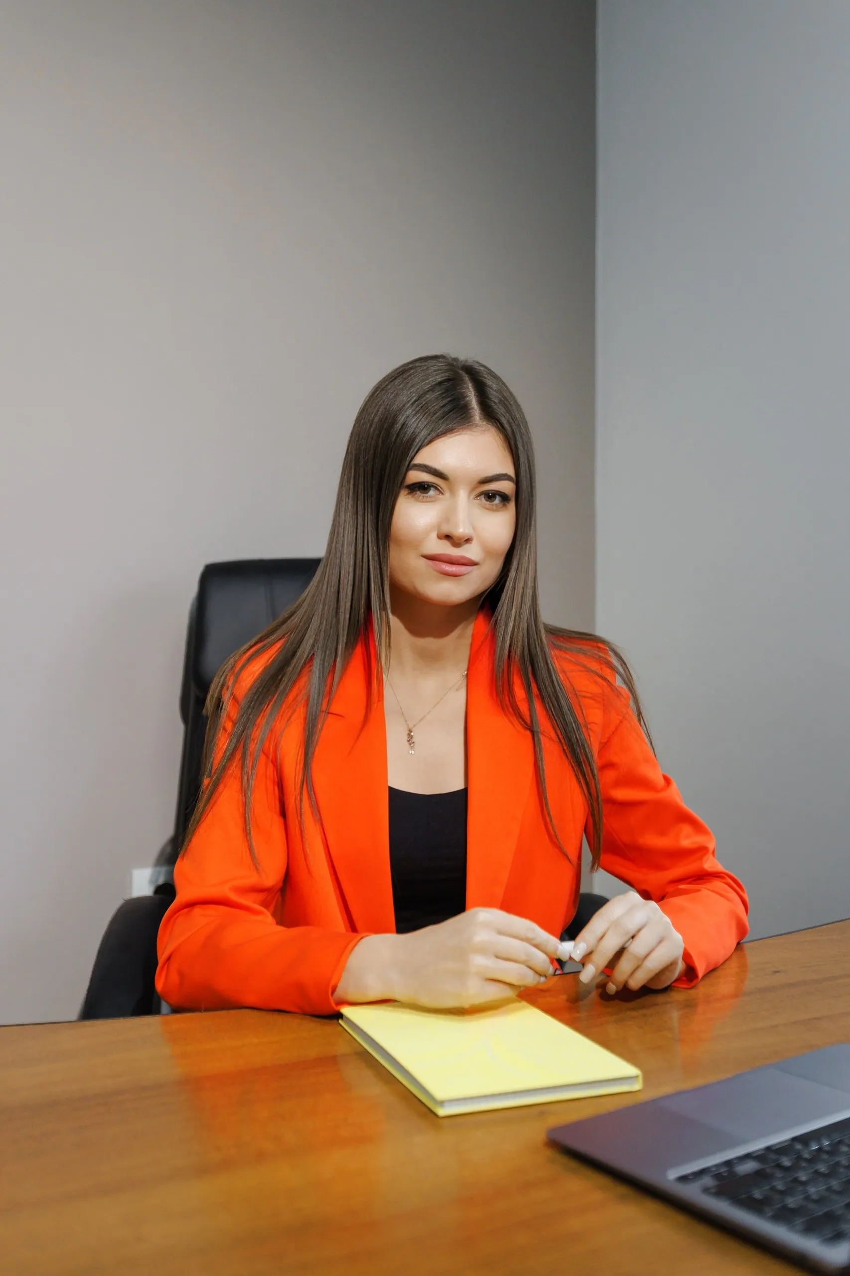 Fondatorul și contabilul-șef Fin Solutions, la birou